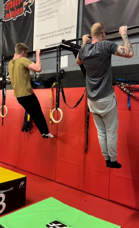 Two Calisthenics athletes in a pull-up hold competition