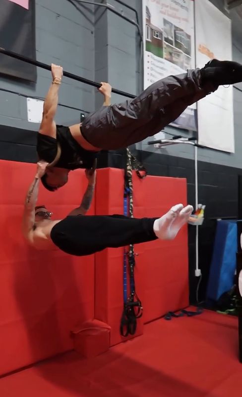 Two Calisthenics athletes in a pull-up hold competition