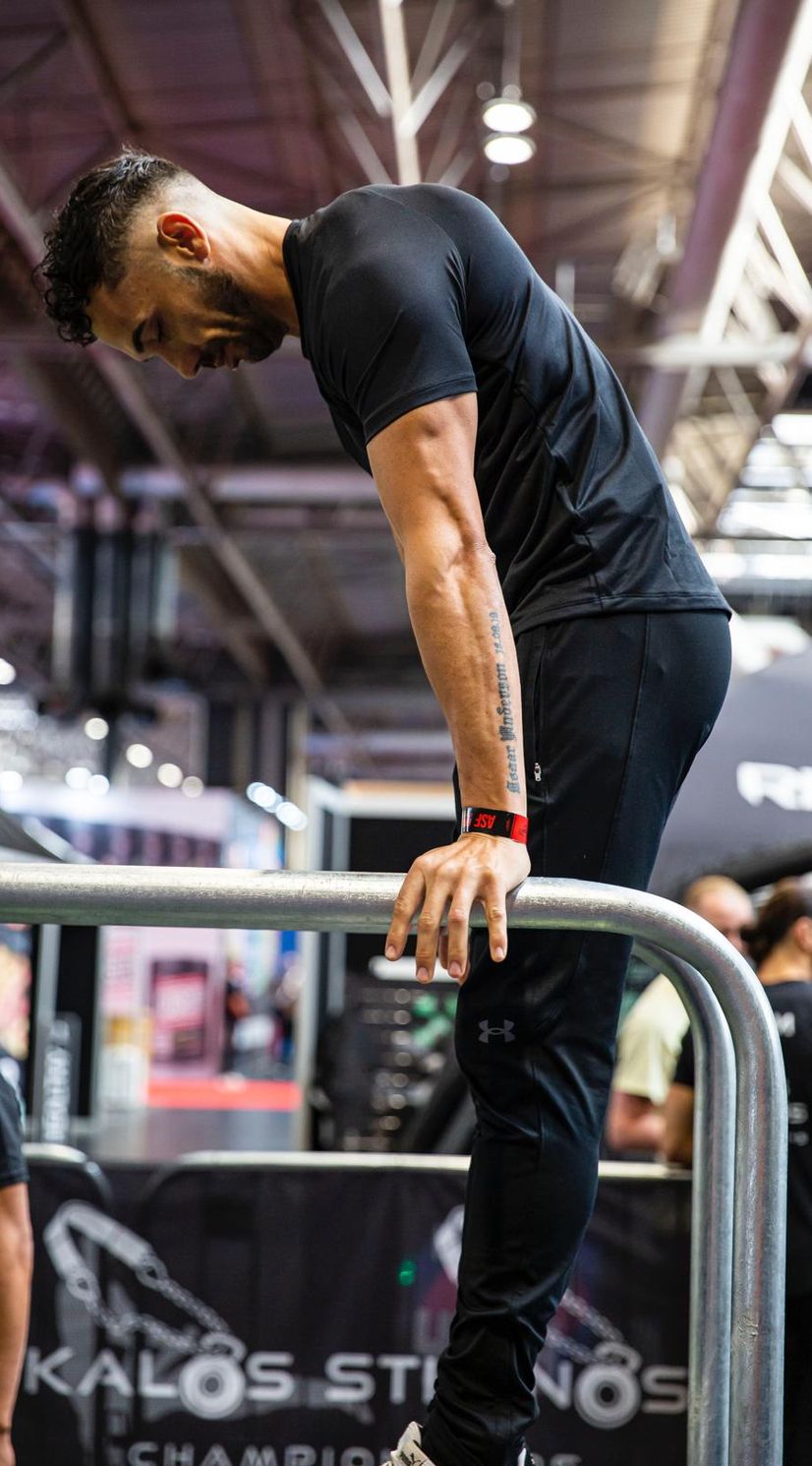 Lucas Rosemin doing a dip at a calisthenics competition