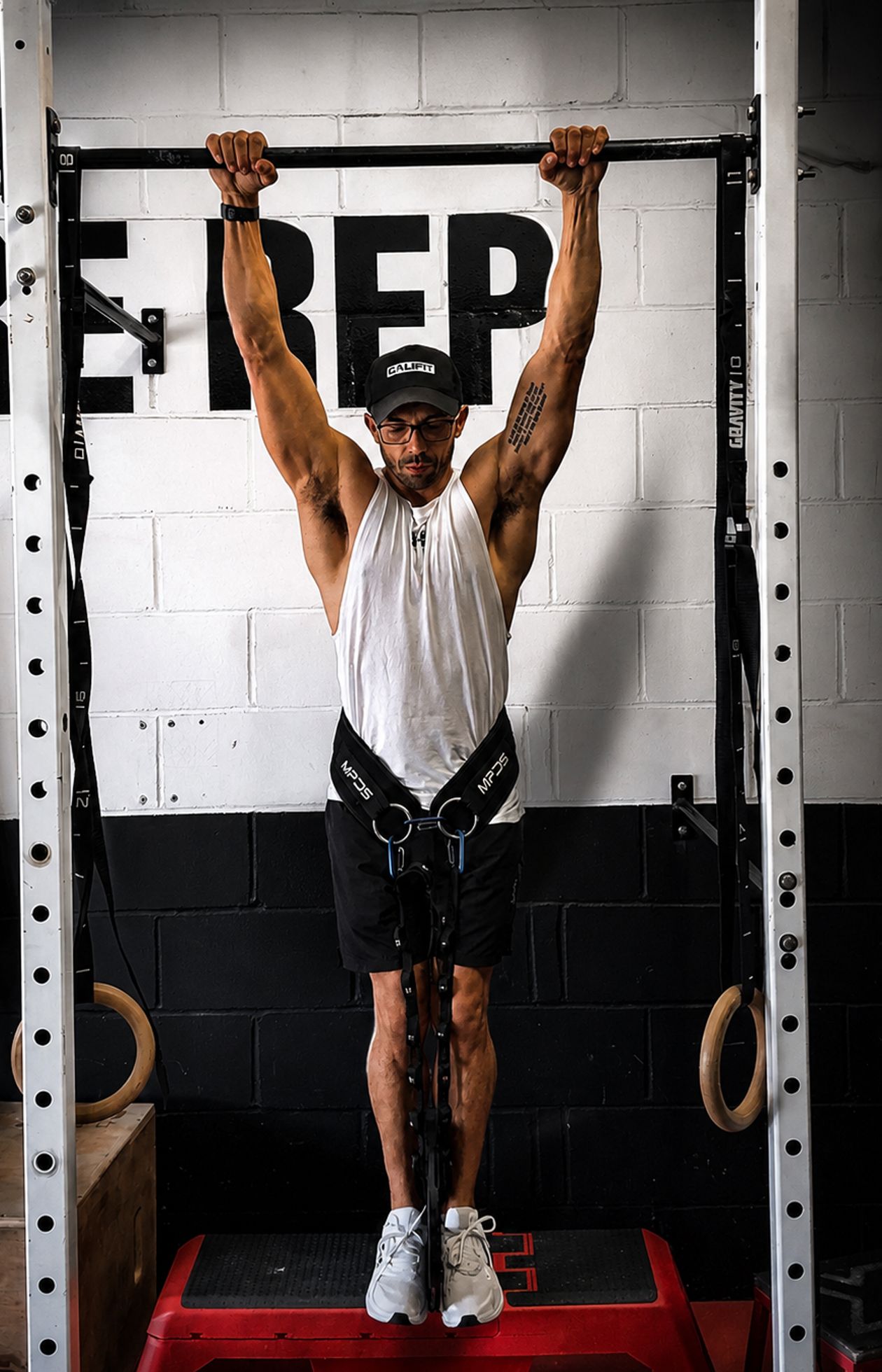 Luke Rosemin, head coach of Cali Fit, doing a dead hang pullup